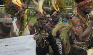 Read more about the article Papuas demonstrieren gegen Abholzung des Regenwaldes zugunsten weiterer Palmölplantagen