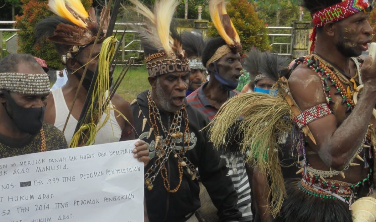 You are currently viewing Papuas demonstrieren gegen Abholzung des Regenwaldes zugunsten weiterer Palmölplantagen
