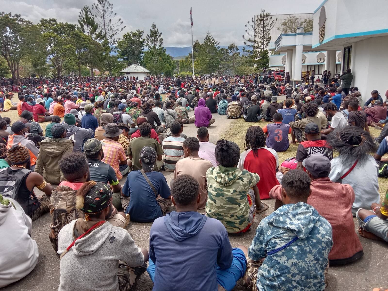 You are currently viewing Mehrere Proteste in Westpapua gegen neue Provinzen – Polizei löst Demonstrationen zum Teil gewaltsam auf