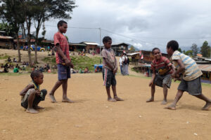 Spielende Kinder in Westpapua